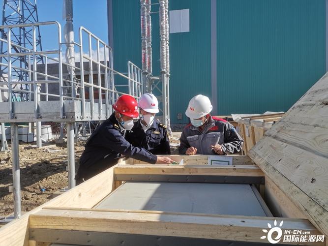 四川攀枝花海关关员对进口特高压输配电设施进行现场查验